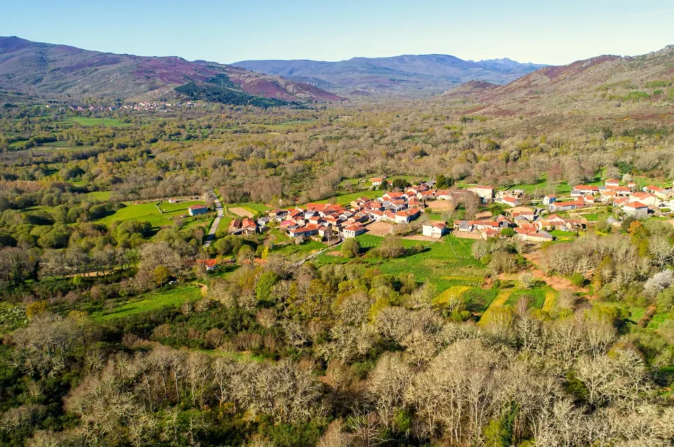 Vista da aldea de Tosende, en el territorio de Couto Mixto, val do Río Salas